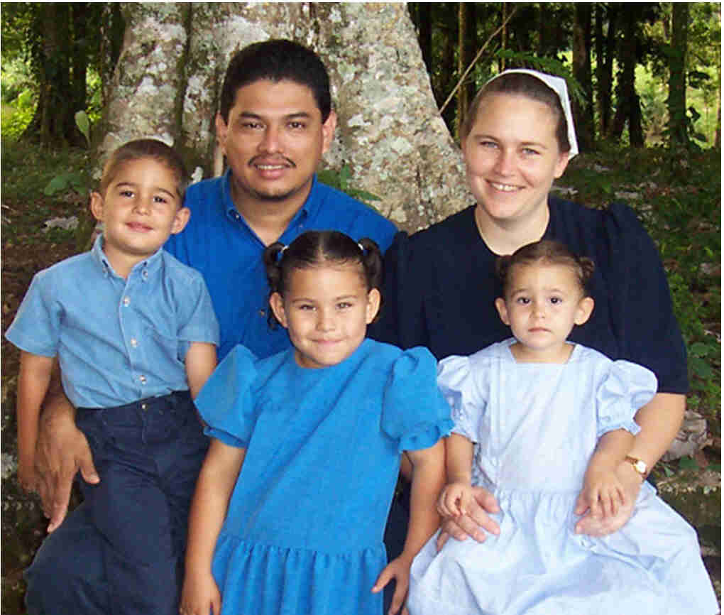 Foto de una familia que radica en Costa Rica